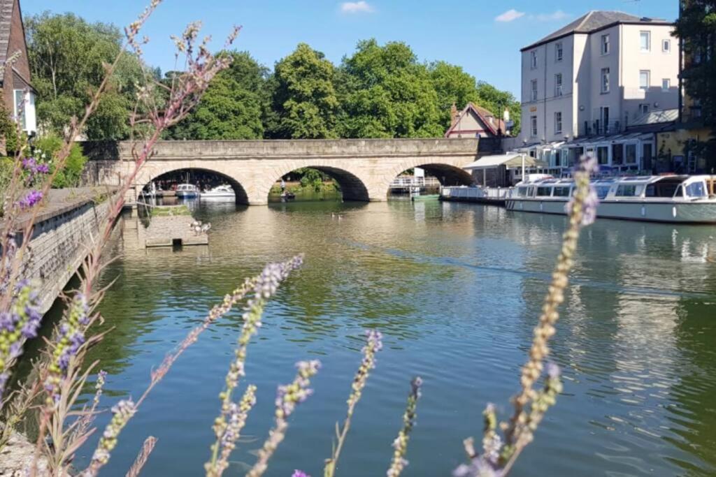 Stunning Riverside Oxford Apartment With Parking Bagian luar foto